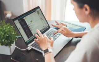 femme en télétravail