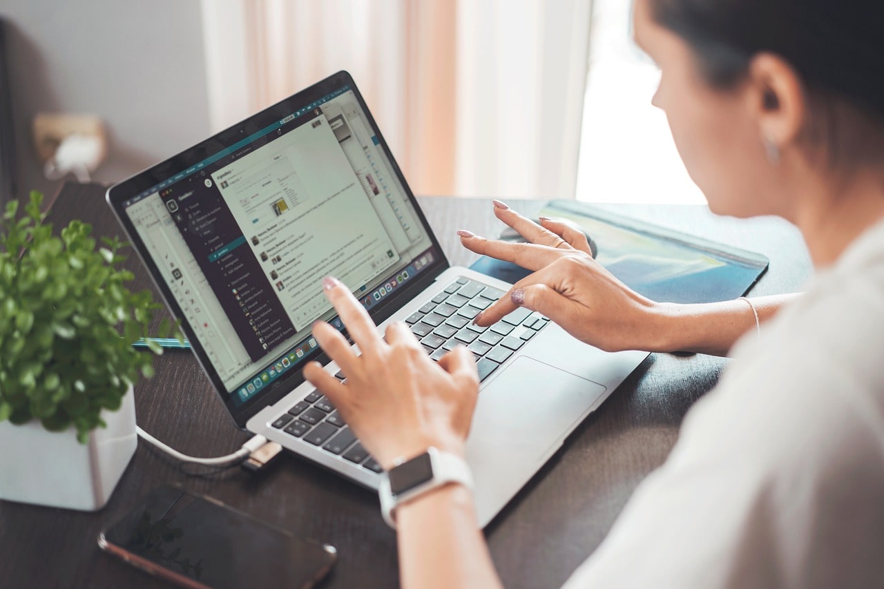 femme en télétravail